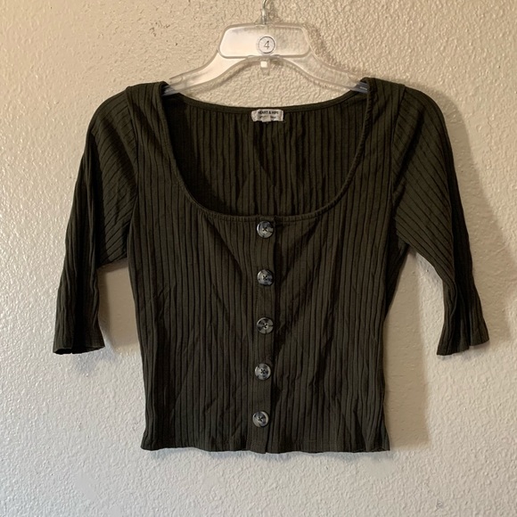 Tops - Olive green crop top w/ buttons